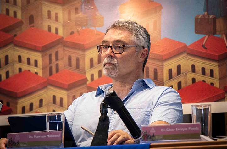 Massimo Modonesi durante una presentación